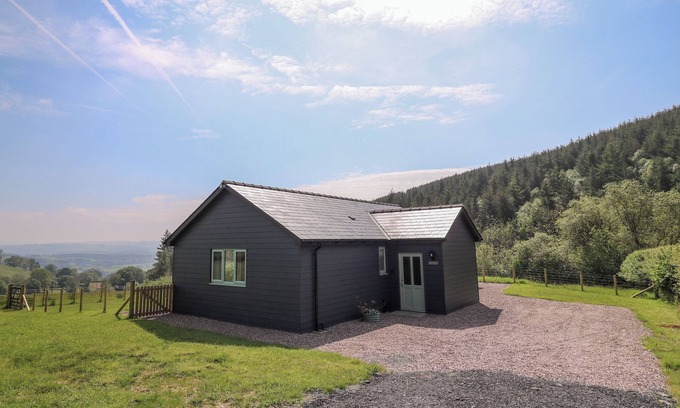 Llandrindod Wells Cottage | YSTRAD WEN, pet friendly, with hot tub in Newbridge-On-Wye