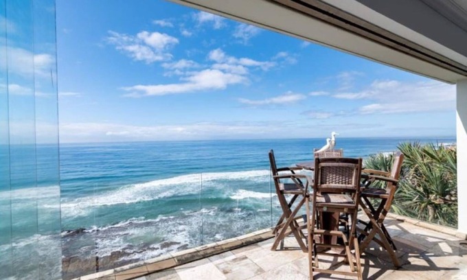 Shaka's Rock Apartment | 3 Bedroom Beachfront Apartment