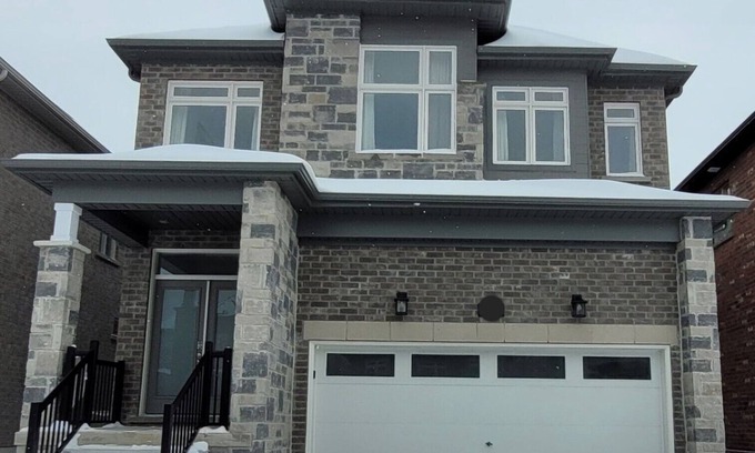 Barrie House | Zen-like Escape, Skiing Canoeing Hiking Nearby in Barrie ON
