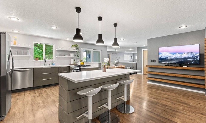 Larkspur House | Zen w/Hot Tub, Office, Yard, Dog Friendly, Park