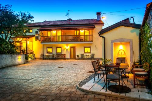 Divaca Apartment | Zenja Apartments - Property with Cozy Garden & Free Private Parking