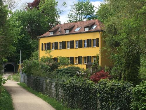 Lauf an der Pegnitz Apartment | Zentrumsnahe Dachwohnung in grüner Oase