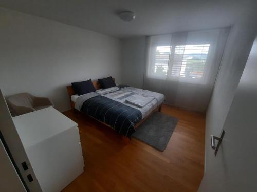 Goldingen Apartment | Zimmer 1, Haus der Begegnung