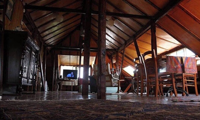 Nazareth Apartment | Zimmer Alreda one open space, wooden floor 120 years old QOTRAN wood columns