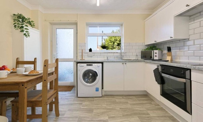 Hull House | ZSK stays! Whole house with large garden, lovely area.