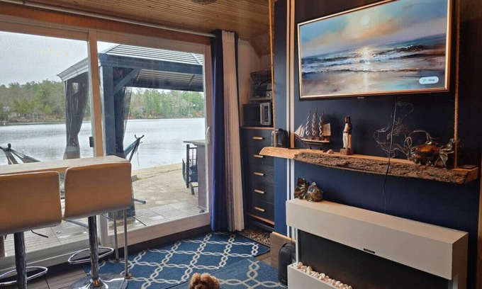 Gravenhurst Condo | Zuka Boathouse with Wood-Burning Hot Tub and Sauna