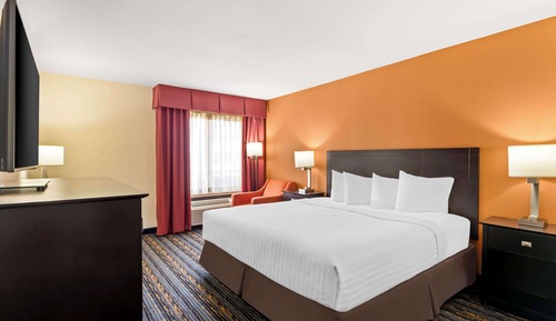 Standard Room, 1 King Bed, Accessible, Bathtub