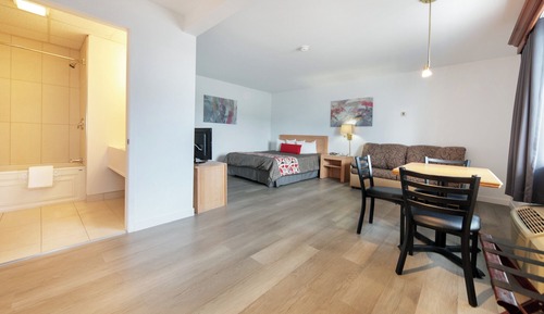 Comfort Room, 1 Queen Bed, Kitchen, Ground Floor