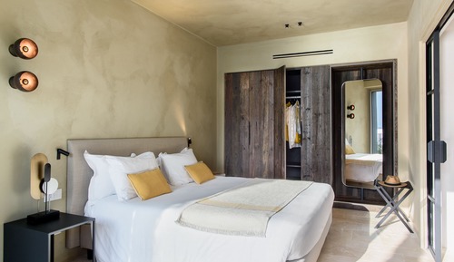 Suite, Lake View