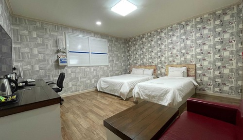 Room (Twin)