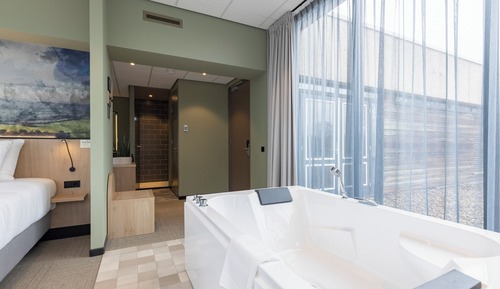 Suite, Balcony and Bathtub