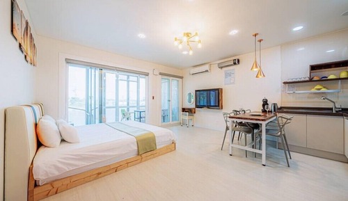 Room (102)