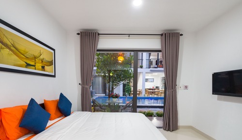 Deluxe Room, 1 Queen Bed, Pool View
