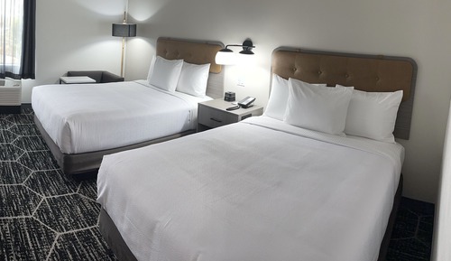 Room, 2 Queen Beds, Non Smoking (Mobility/Hearing, Roll-In Shower)