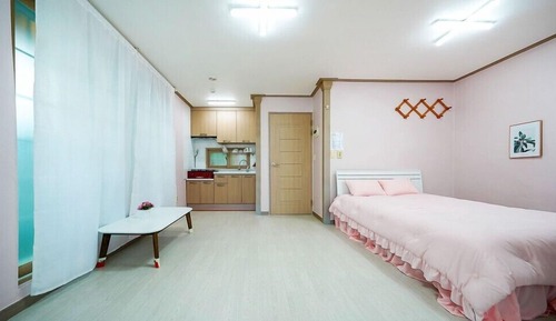 Room (Room 201)