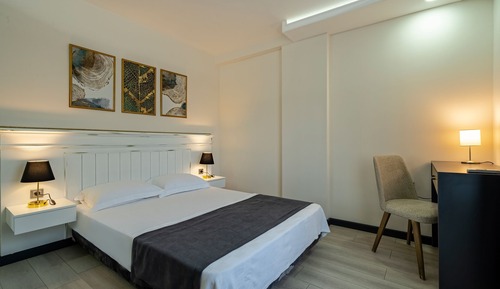Standard Suite (Balcony) room.