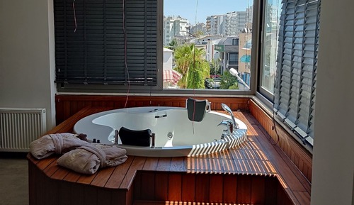 Exclusive Suite Room (with jacuzzi).
