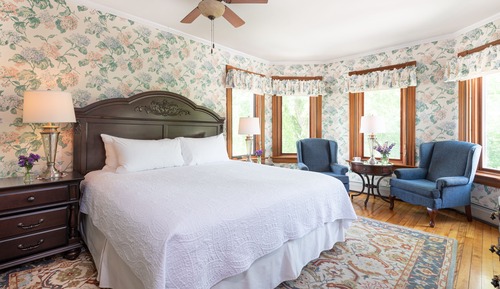 Basic Room, 1 King Bed