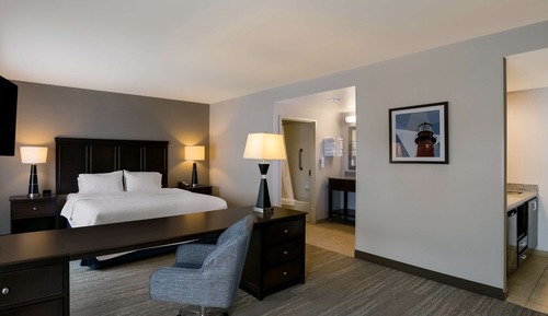 Studio, 1 King Bed, Refrigerator & Microwave (Wet bar)