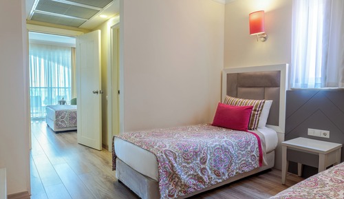 Orange Family Room - 2 Bedroom