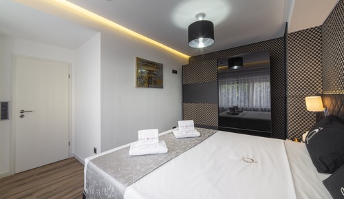Deluxe Apartment, 1 King Bed, Balcony, City View
