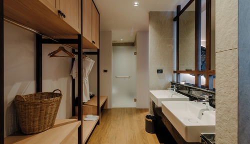 Deluxe Room, 1 King Bed, Non Smoking, Pool View