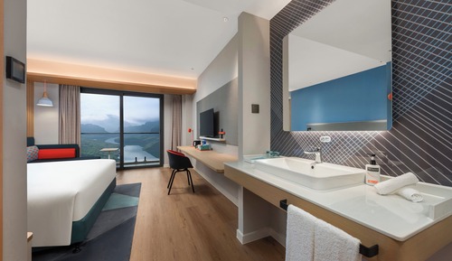 Standard Room, 1 King Bed, Lake View (Furnished Balcony)