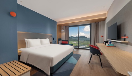 Standard Room, 1 King Bed, Balcony, Lake View