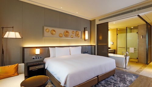 Basic Single Room, 1 King Bed, Balcony