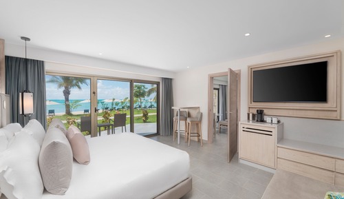 Luxury Junior Suite Beach front Swim Out Diamond Club