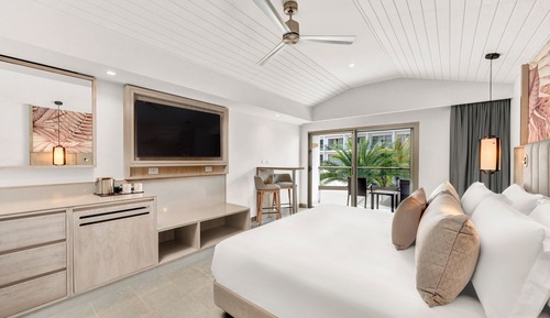 Luxury Junior Suite Beach front Swim Out King Diamond Club