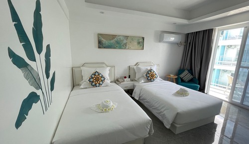 Deluxe Room, 2 Twin Beds, Pool View