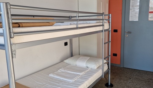 Shared Dormitory, Shared Bathroom (Dormitorio Misto Bagno Esterno)