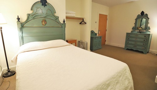 Classic Room, 1 King Bed, Courtyard View