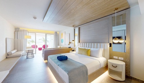 Swim Out Deluxe Jr. Suite