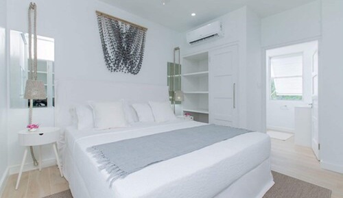 Luxury Room, 3 Bedrooms, Non Smoking, Partial Ocean View