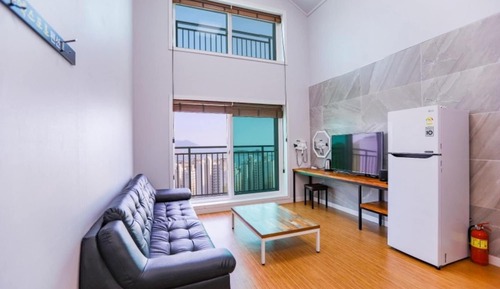 Room (2F Room 201 (Duplex))