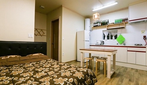 Room (Hall 2 No 102)