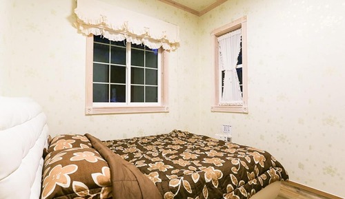 Room (Hall 2 No 105)