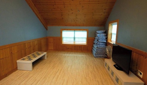 Room (Sun 1)