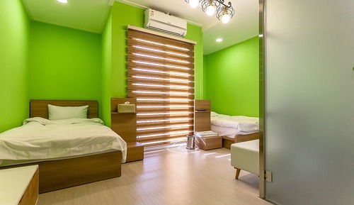 Room (Twin)