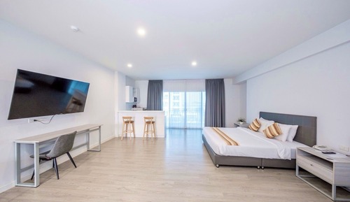 Premium Suite, 1 King Bed, Non Smoking, Private Bathroom