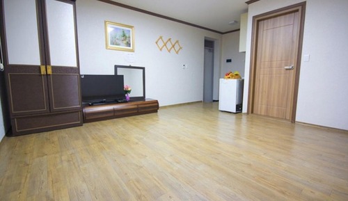 Room (Ivy Room 1)