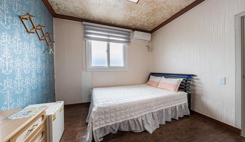 Room (Room 202)