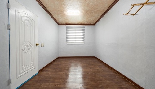 Room (Room 103)