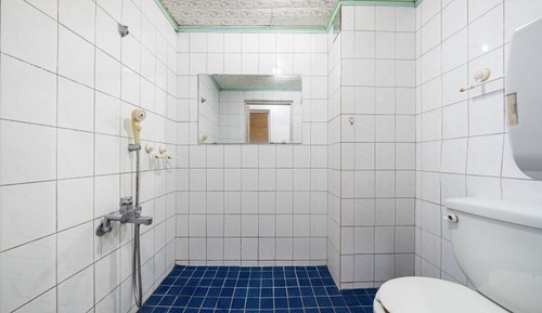Room (Room 105)