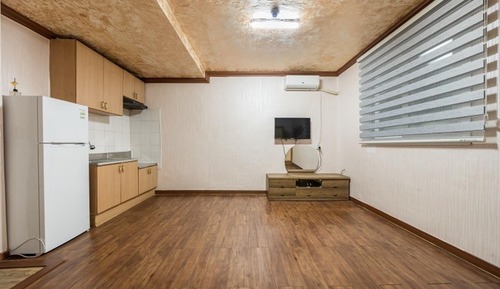 Room (Room 102)