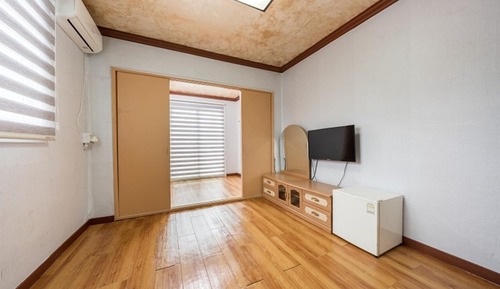 Room (Room 201)
