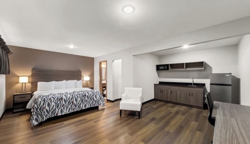 Deluxe Room, 1 King Bed, Non Smoking, Kitchenette