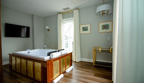Historic Luxury Honeymoon Suite